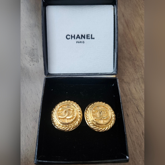 CHANEL Vintage Gold Plated CC Round Clip On Earrings - Picture 1 of 7